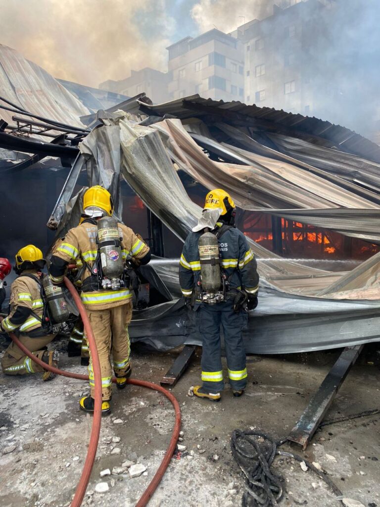 Bombeiros combatem incêndio em galpão no bairro Castelo, em BH - Foto: Divulgação/CBMMG