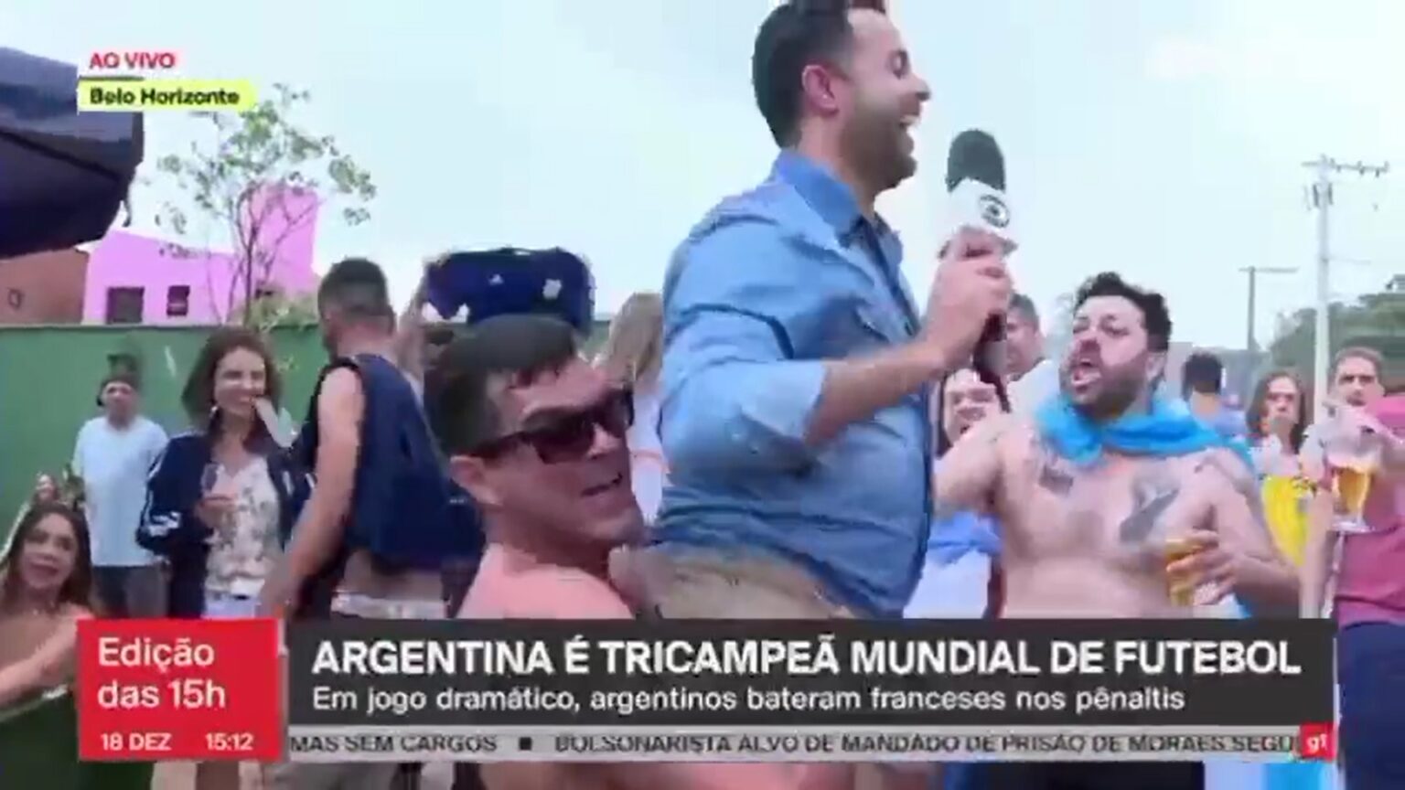 Repórter da Globo é carregado por torcedores argentinos durante ao vivo em Nova Lima, na Grande BH - Foto: Reprodução/GloboNews