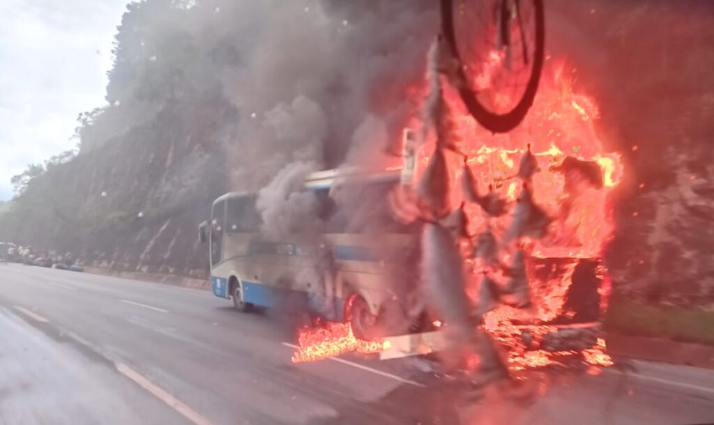 Ônibus pega fogo e interdita totalmente Rodovia Fernão Dias, em Brumadinho - Foto: Reprodução / Por Dentro de Minas