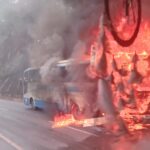 Ônibus pega fogo e interdita totalmente Rodovia Fernão Dias, em Brumadinho - Foto: Reprodução / Por Dentro de Minas