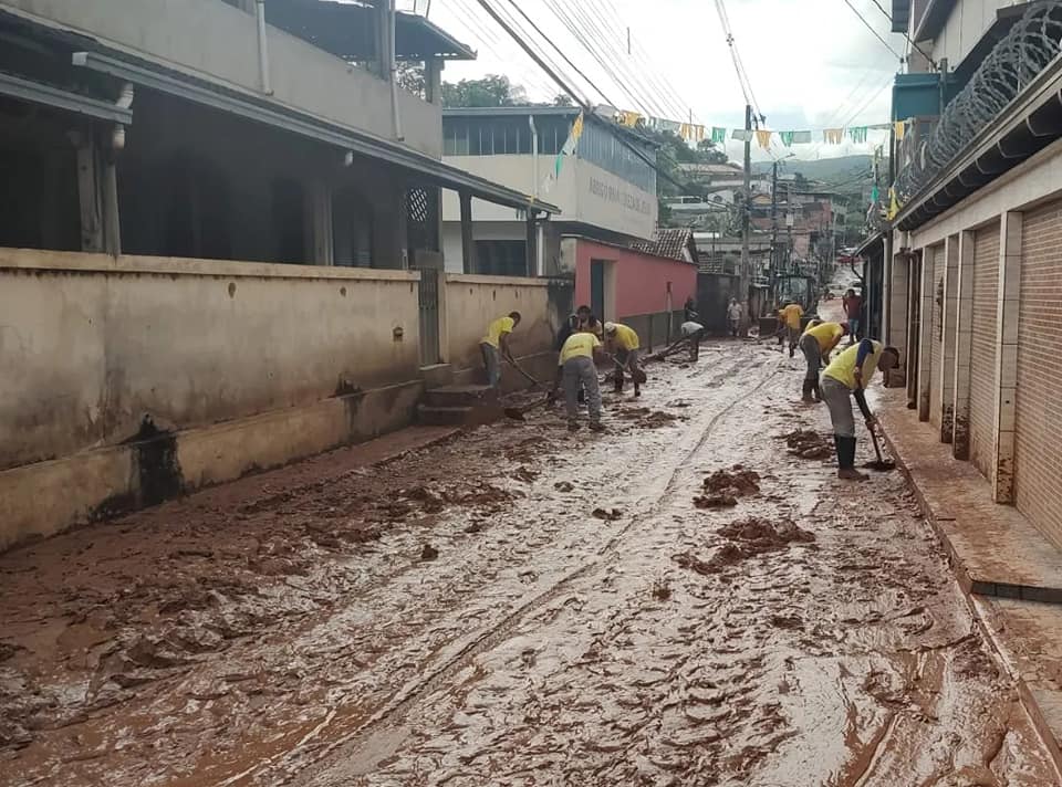 Rio transborda, invade abrigo e deixa rastro de lama nas ruas em Sabará - Foto: Divulgação/Prefeitura de Sabará