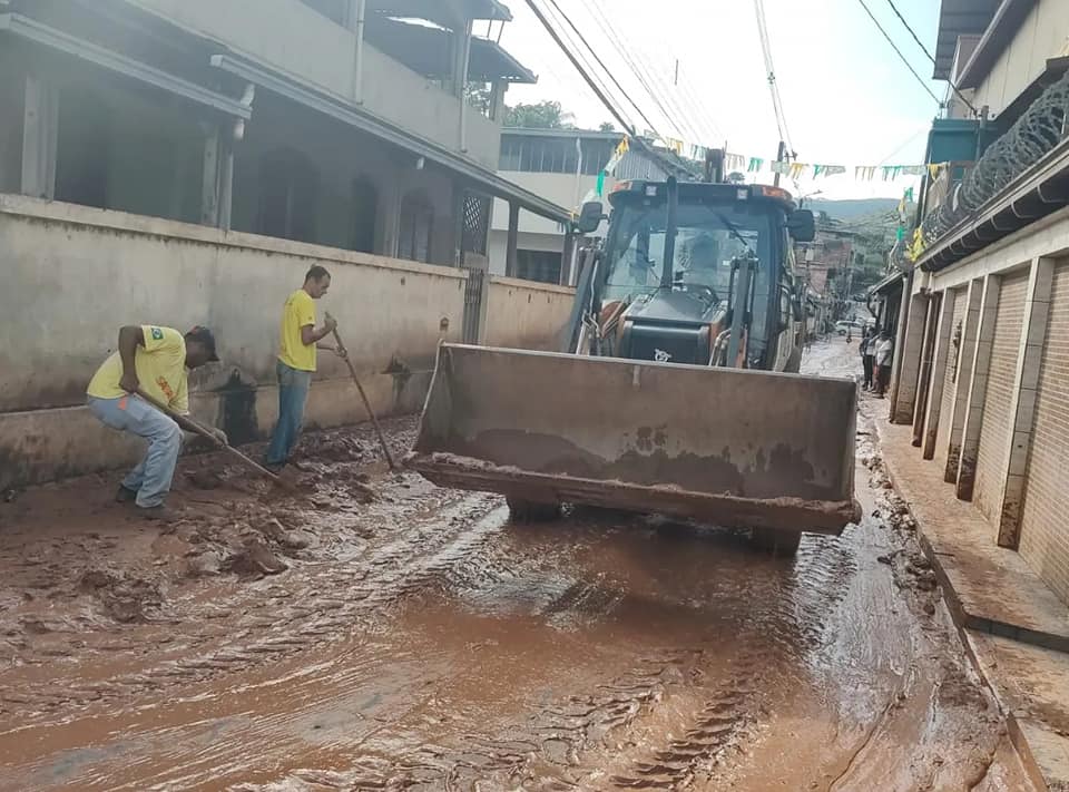 Rio transborda, invade abrigo e deixa rastro de lama nas ruas em Sabará - Foto: Divulgação/Prefeitura de Sabará