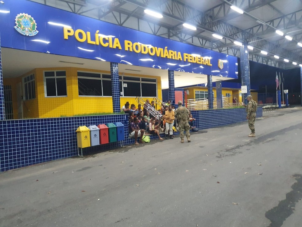 Caminhão baú com 31 turistas mineiros é parado na BR-262, em Brejetuba (ES) - Foto: Divulgação/PRF