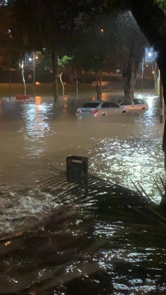 Campus Pampulha da UFMG fica alagadas e carros debaixo d'água - Foto: Reprodução/Redes Sociais