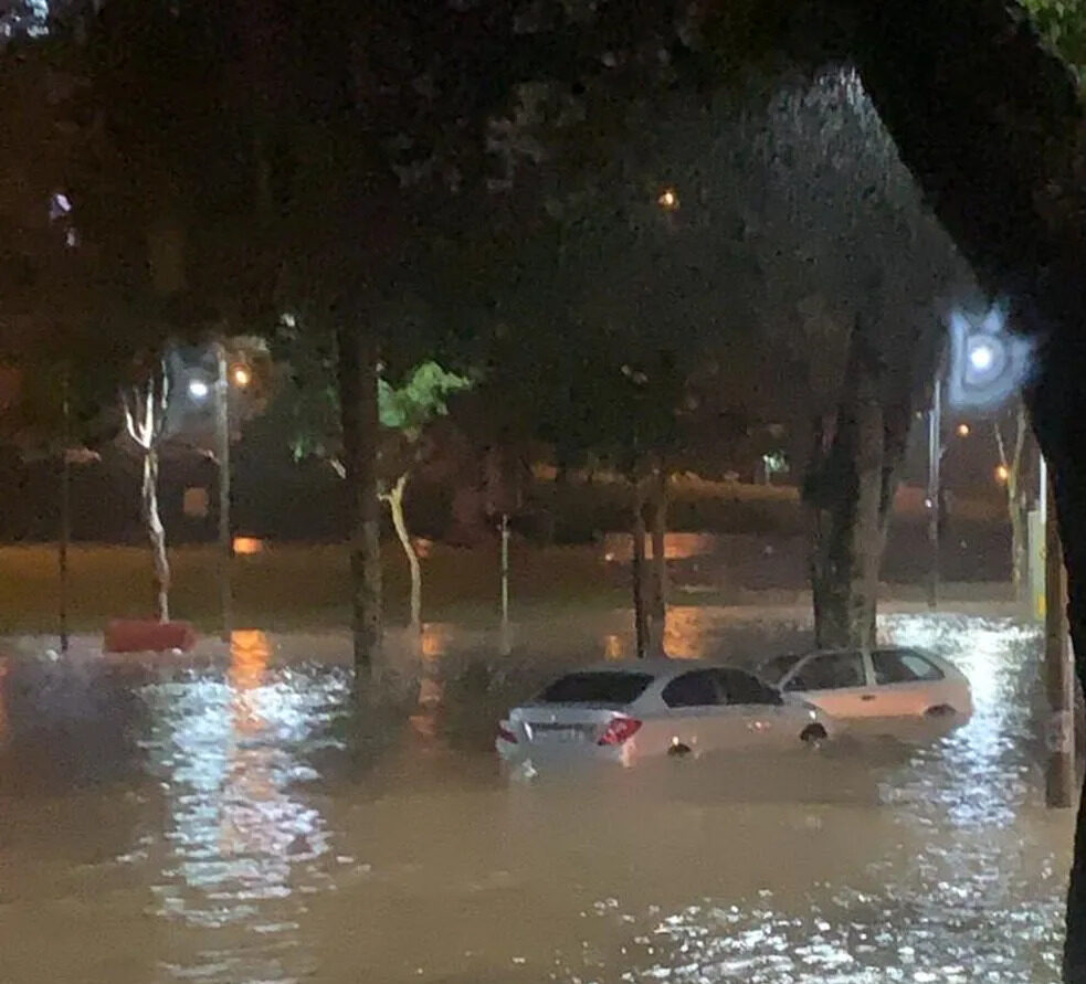 Campus Pampulha da UFMG fica alagadas e carros debaixo d'água - Foto: Reprodução/Redes Sociais