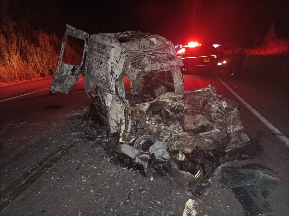 Jovem morre carbonizado após grave acidente entre carro e caminhão na BR-116 - Foto: Reprodução/Redes Sociais