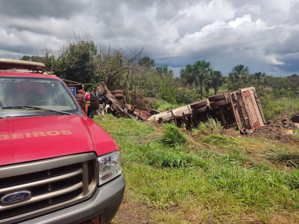 Após carreta tombar, motorista fica preso às ferragens e morre na BR-262, em Campo Florido - Foto: Divulgação/CBMMG