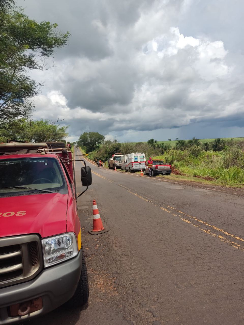 Após carreta tombar, motorista fica preso às ferragens e morre na BR-262, em Campo Florido - Foto: Divulgação/CBMMG