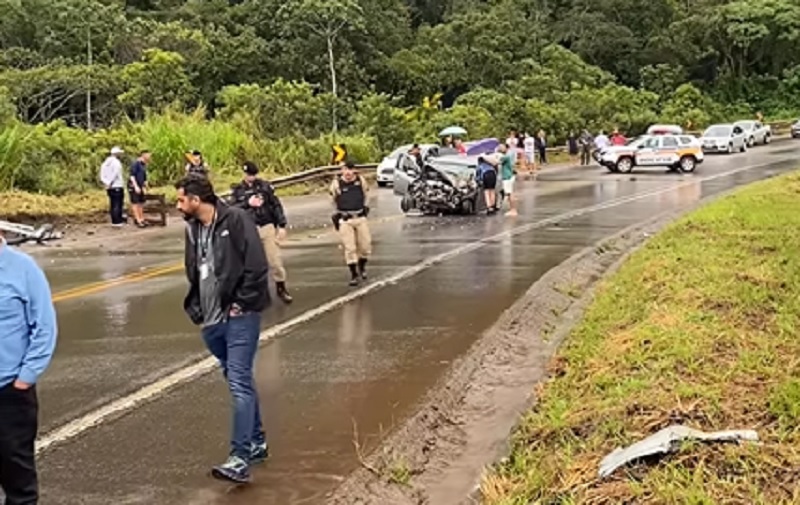 Duas pessoas ficam feridas após colisão entre carro e carreta na BR-356, em Ouro Preto - Foto: Mais Minas