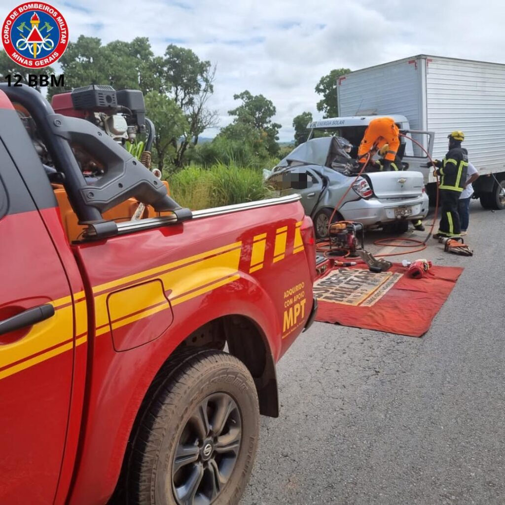 Quatro pessoas morrem após carro bater em carreta na BR-365, em Patos de Minas - Foto: Divulgação/CBMMG