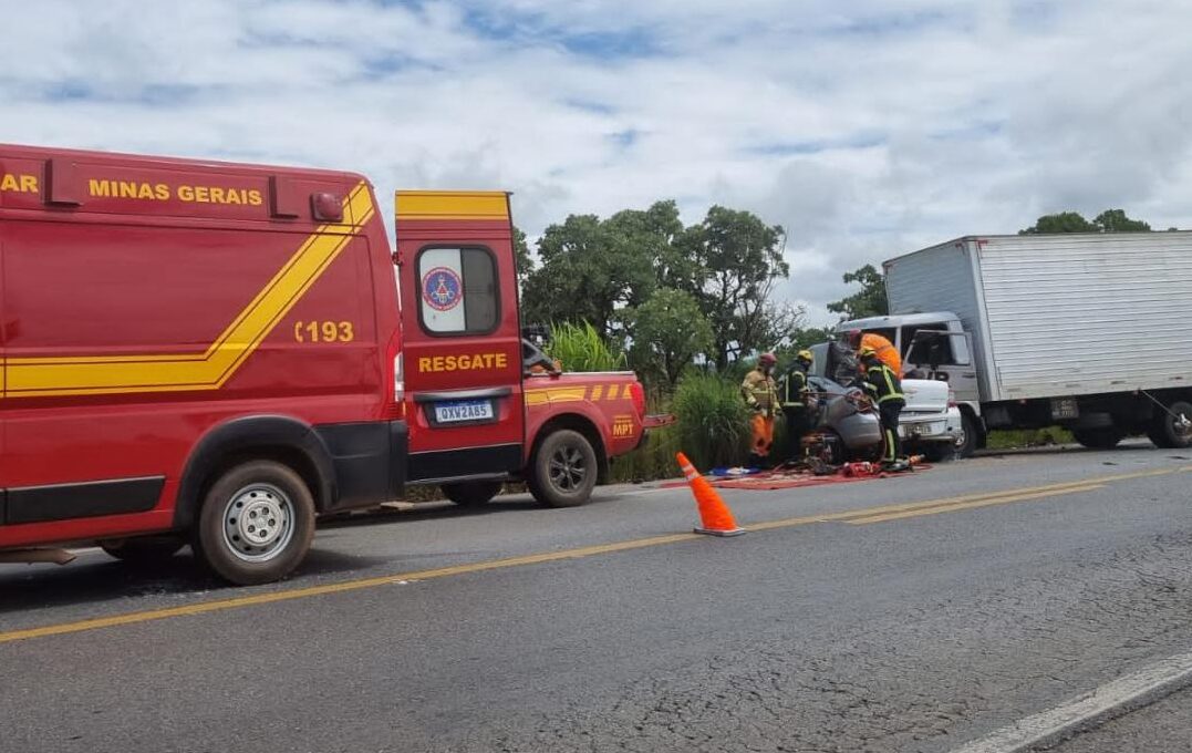 Quatro pessoas morrem após carro bater em carreta na BR-365, em Patos de Minas - Foto: Divulgação/CBMMG