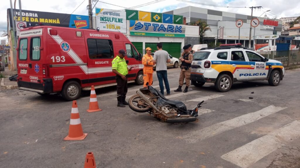 Motorista fica gravemente ferido ao bater em carro no Centro de Barbacena - Foto: Divulgação/CBMMG