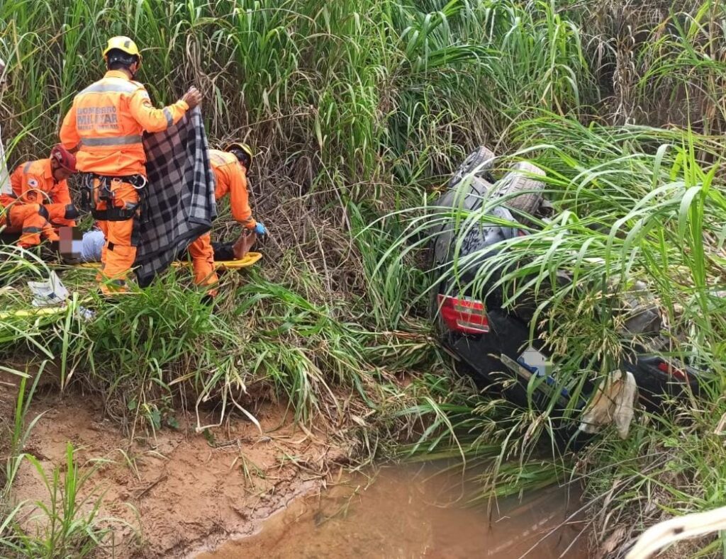 Homem fica gravemente ferido após carro cair em buraco de 8 metros de profundidade na LMG-808, em Esmeraldas - Foto: Divulgação/CBMMG