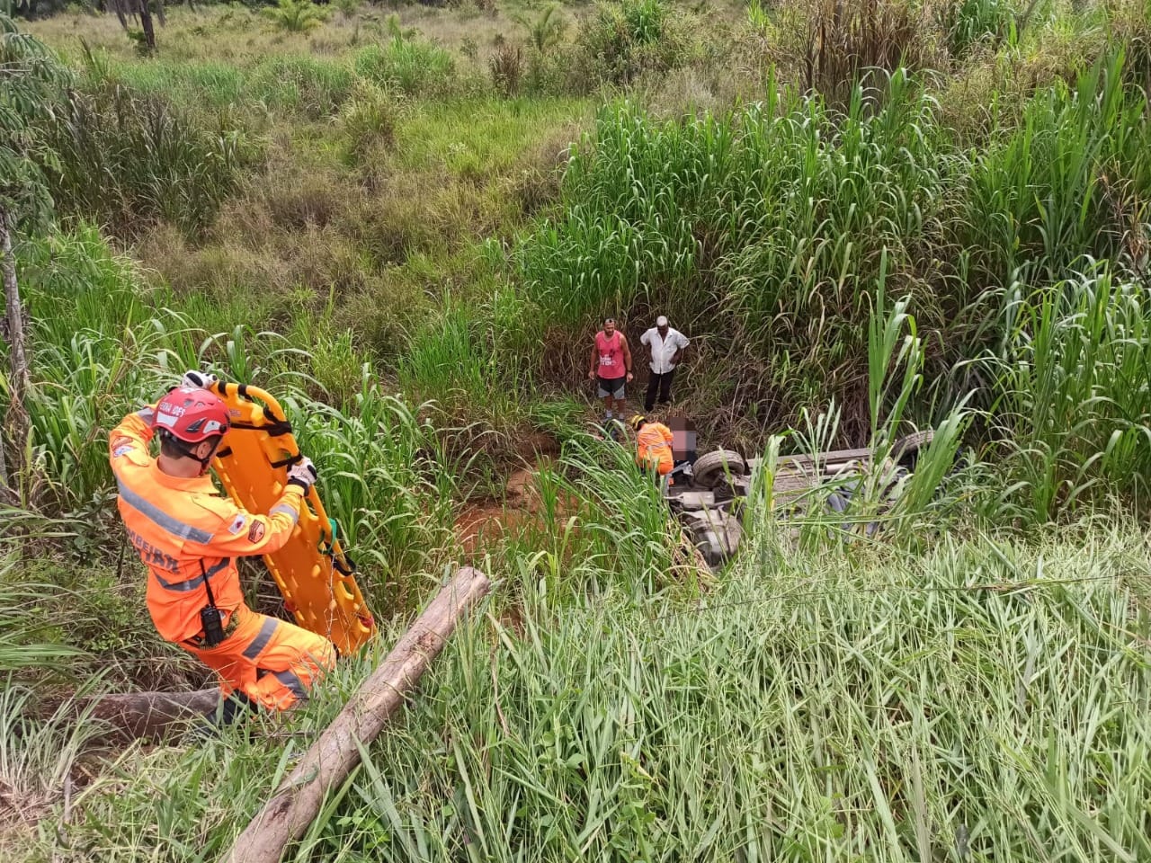 Homem fica gravemente ferido após carro cair em buraco de 8 metros de profundidade na LMG-808, em Esmeraldas - Foto: Divulgação/CBMMG