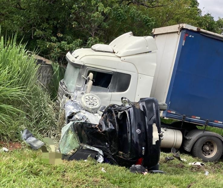 Mulher morre após acidente entre carro e carreta na MG-050, em Itaúna - Foto: Divulgação/Samu