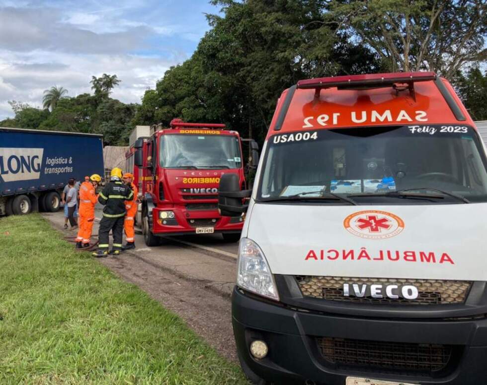 Mulher morre após acidente entre carro e carreta na MG-050, em Itaúna 1 Mulher morre após acidente entre carro e carreta na MG-050, em Itaúna - Foto: Divulgação/Samu