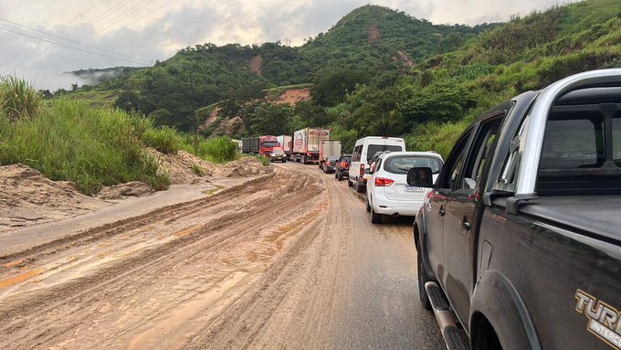 Deslizamento de terra interdita parcialmente BR-381 em Jaguaraçu - Foto: Divulgação/PRF