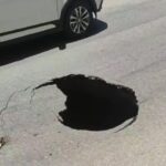 Avenida Cardeal Eugênio Pacelli, em Contagem, é interdita após buraco abrir no meio da pista - Foto: Reprodução