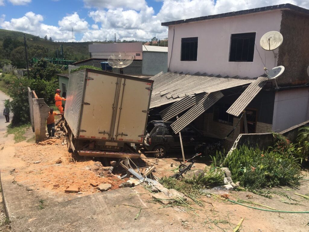 Caminhão perde freio, invade casa e atinge carros em Alfredo Vasconcelos - Foto: Divulgação/CBMMG