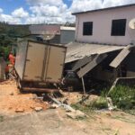 Caminhão perde freio, invade casa e atinge carros em Alfredo Vasconcelos - Foto: Divulgação/CBMMG