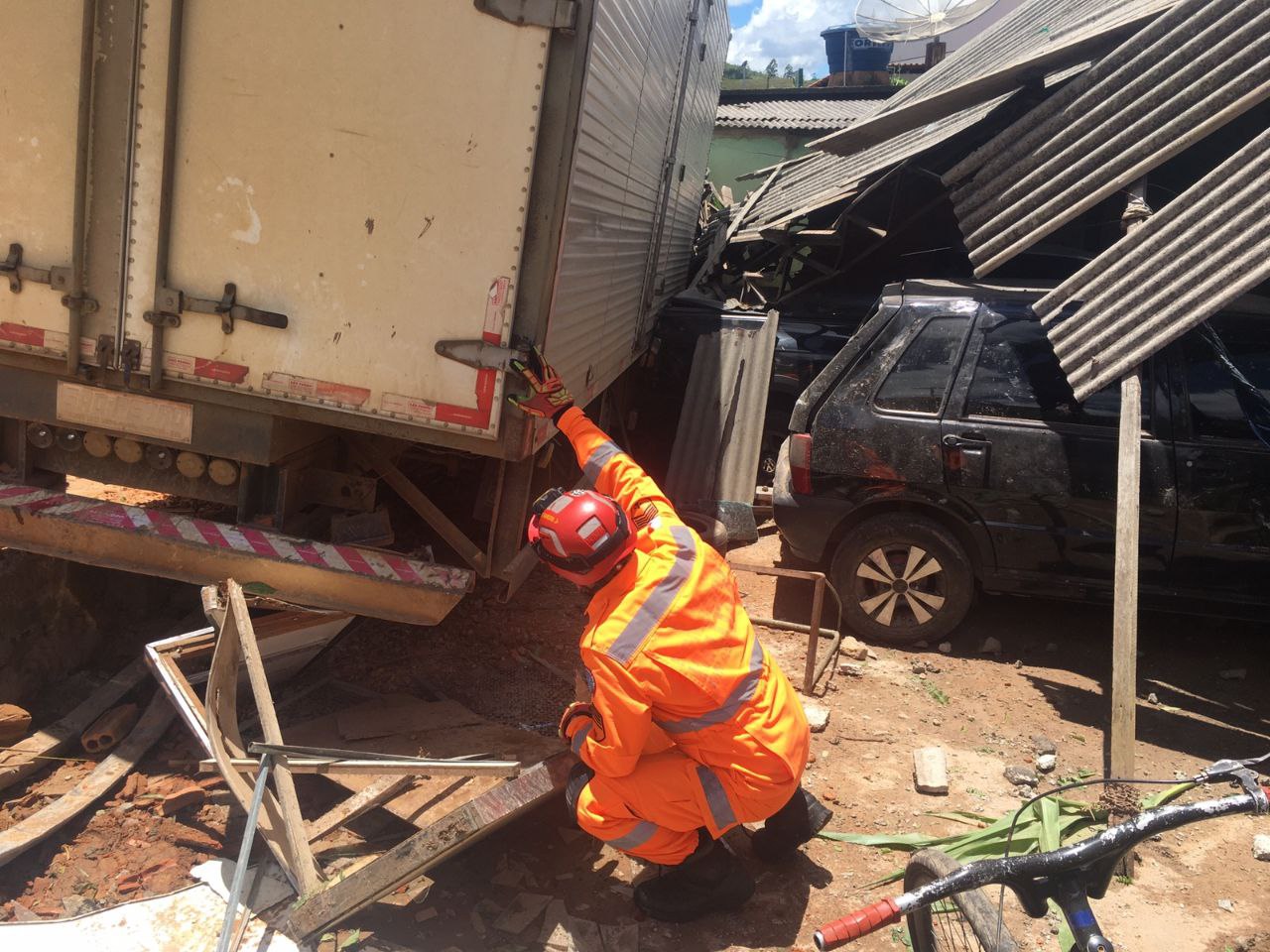 Caminhão perde freio, invade casa e atinge carros em Alfredo Vasconcelos - Foto: Divulgação/CBMMG