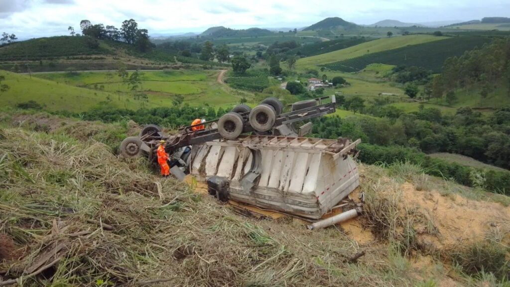 Motorista morre após caminhão capotar e tombar em barranco na BR-146, em Guaxupé - Foto: Divulgação/Corpo de Bombeiros