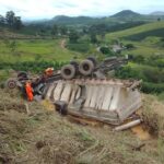Motorista morre após caminhão capotar e tombar em barranco na BR-146, em Guaxupé - Foto: Divulgação/Corpo de Bombeiros