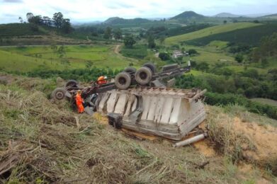 Motorista morre após caminhão capotar e tombar em barranco na BR-146, em Guaxupé - Foto: Divulgação/Corpo de Bombeiros
