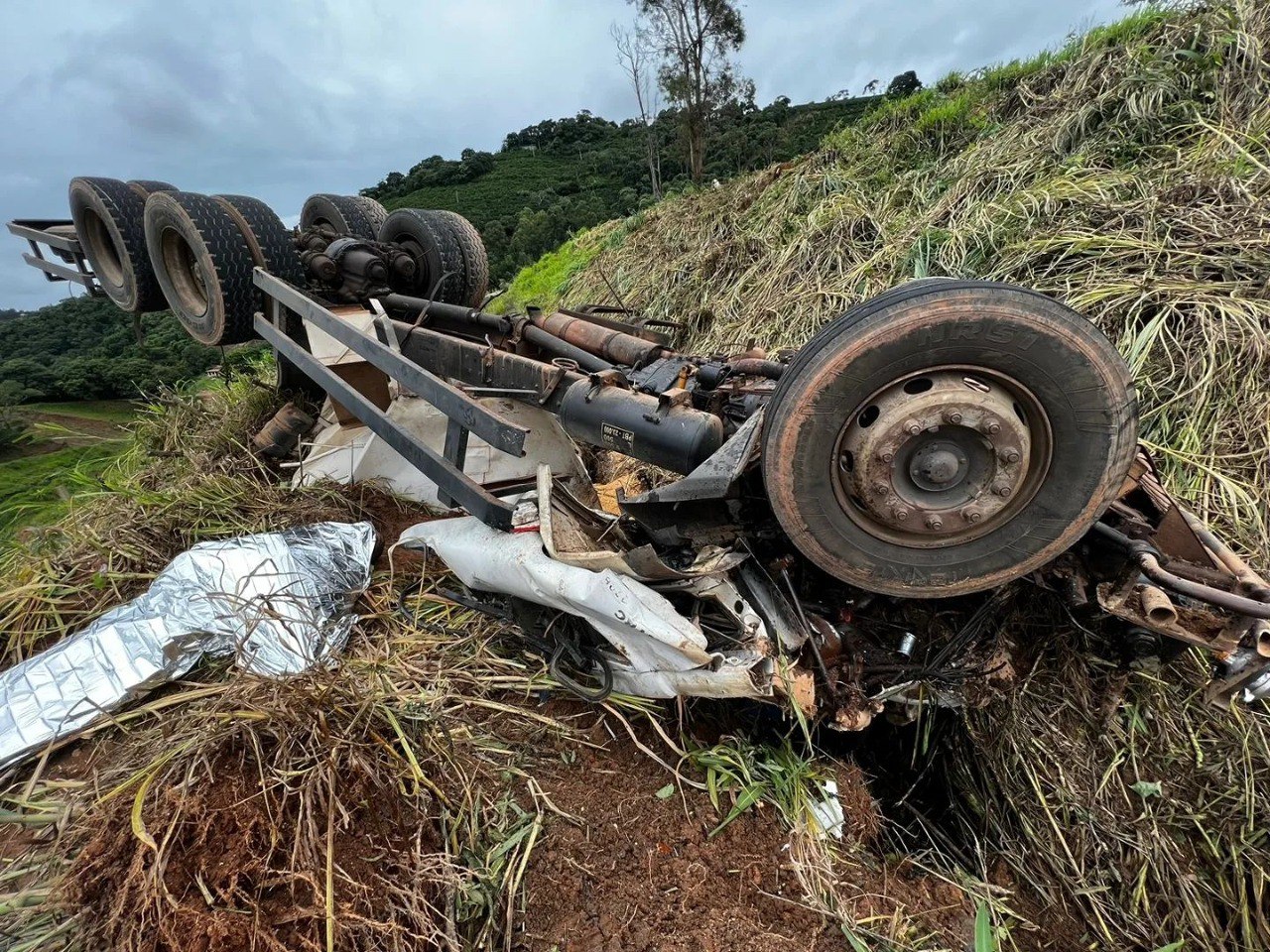 Motorista morre após caminhão capotar e tombar em barranco na BR-146, em Guaxupé - Foto: Divulgação/Corpo de Bombeiros