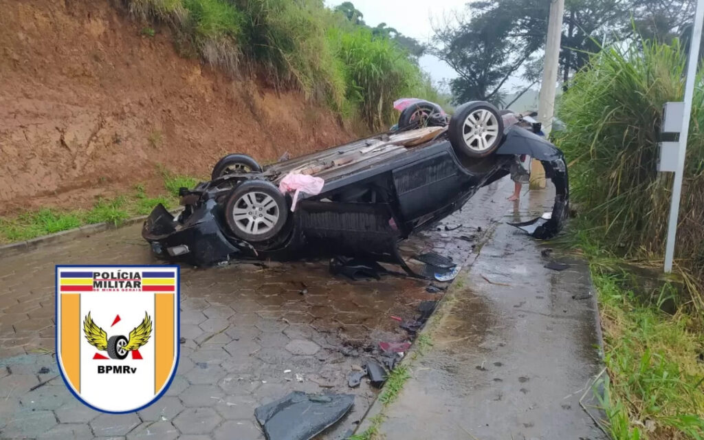 Casal morre após carro cair de barranco e capotar em Itanhandu (MG) - Foto: Divulgação/PMRv
