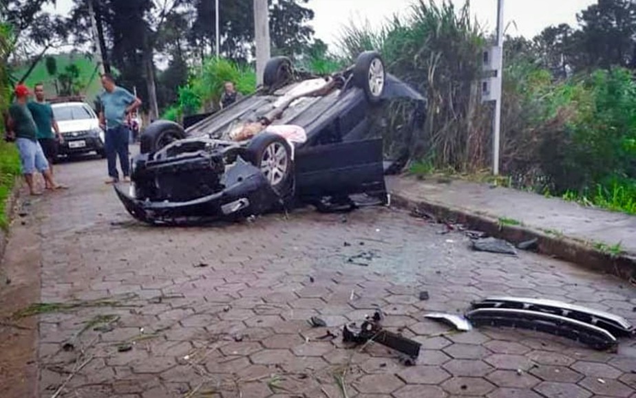 Casal morre após carro cair de barranco e capotar em Itanhandu (MG) - Foto: Reprodução/Redes Sociais