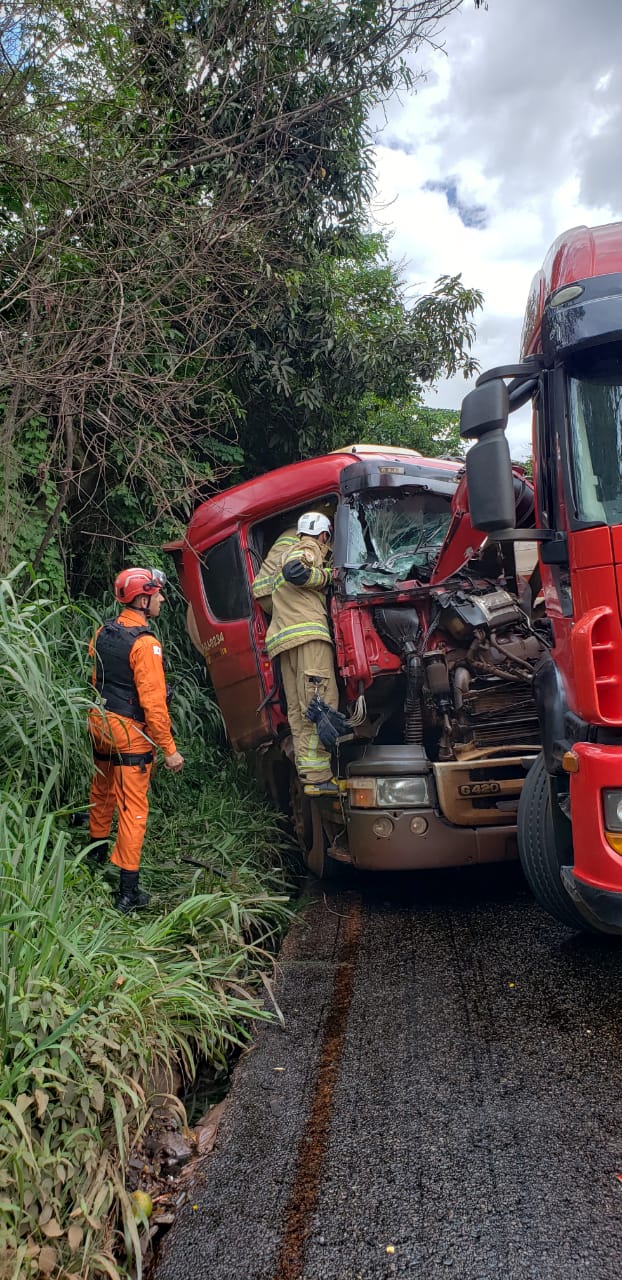 Motorista fica preso às ferragens após acidente entre carretas na MG-155, em Betim - Foto: Divulgação/CBMMG