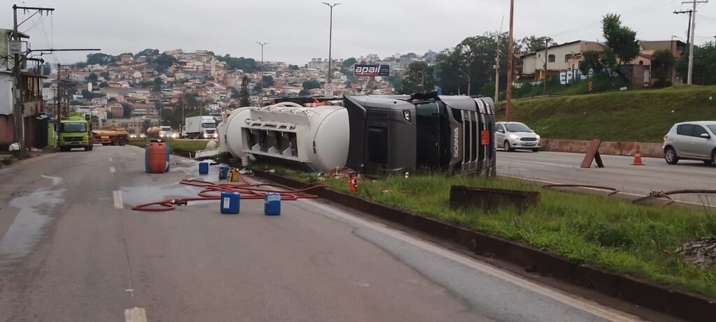 Após mais de 16 horas, trânsito é liberado parcialmente no Anel Rodoviário - Foto: Ricardo Teixeira/Mister Bus