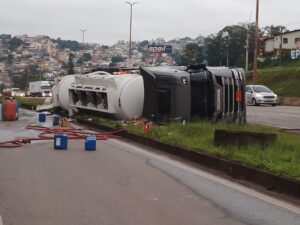 Após mais de 16 horas, trânsito é liberado parcialmente no Anel Rodoviário - Foto: Ricardo Teixeira/Mister Bus