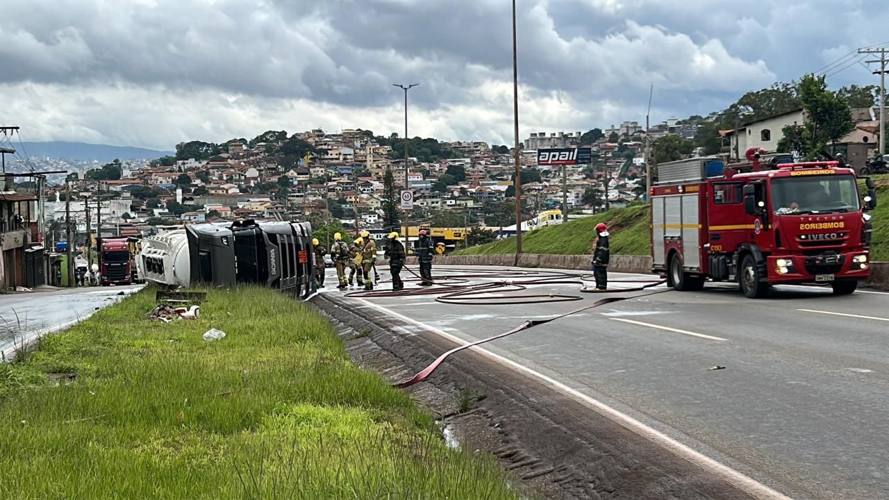 Carreta carregada de combustível tombar e interdita totalmente Anel Rodoviário, em BH - Foto: Divulgação/CBMMG