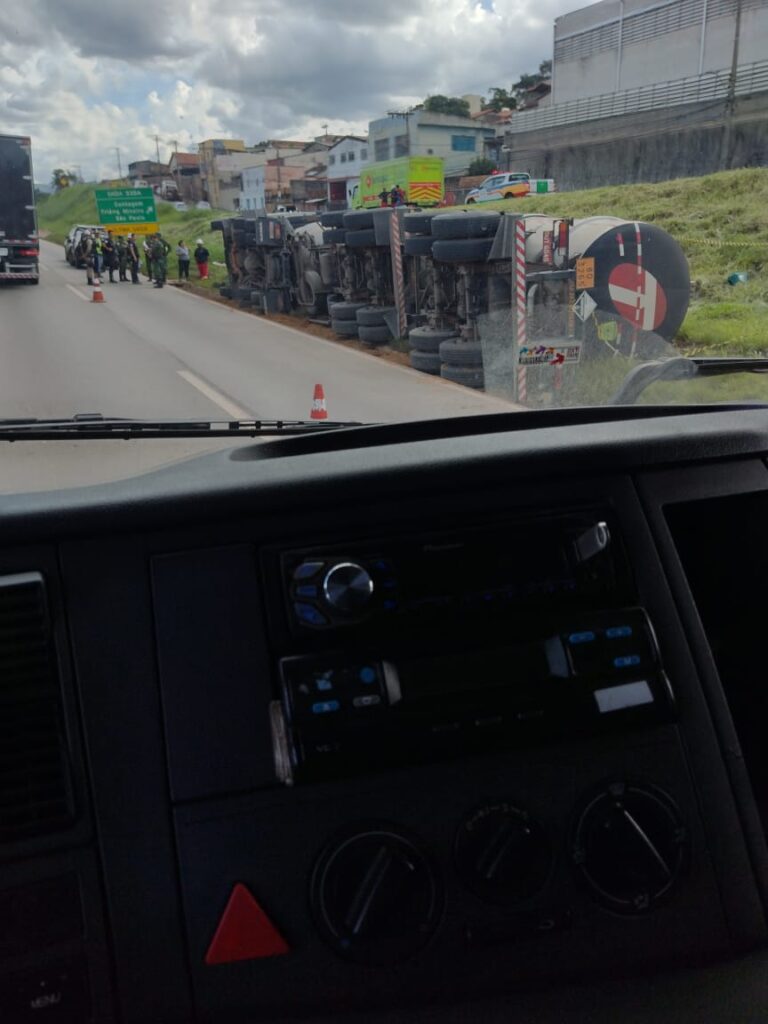 Caminhão-tanque com ácido sulfúrico tomba e interdita há mais de 16 horas o Anel Rodoviário, em BH - Foto: Reprodução