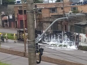 Carreta carregada de combustível tombar e interdita totalmente Anel Rodoviário, em BH - Foto: Redes Sociais