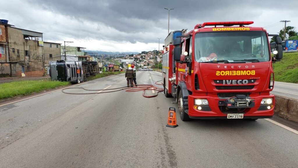 Acidente com carreta deixa trânsito lento no Anel Rodoviário e BR-040 - Foto: Divulgação/CBMMG
