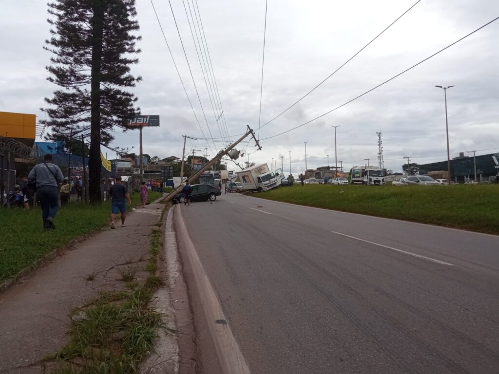 Carro bate em poste e motorista fica ferido no Anel Rodoviário, no bairro Califórnia, em BH - Foto: Divulgação