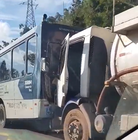 Vídeo impressionante grava momento de acidente entre caminhão e ônibus no Anel Rodoviário, em BH - Foto: Reprodução
