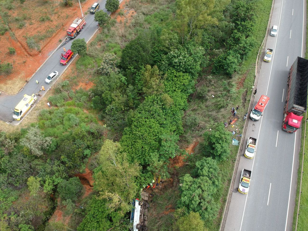 Duas pessoas morrem após ônibus cair de barranco na BR-040, em Caetanópolis - Foto: Divulgação/CBMMG