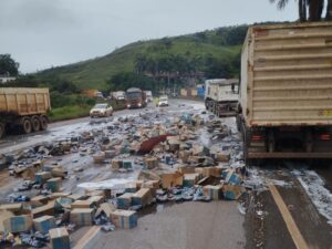 Carreta tomba e carga de material de limpeza fica espalhada na pista da BR-040, em Congonhas - Foto: Reprodução