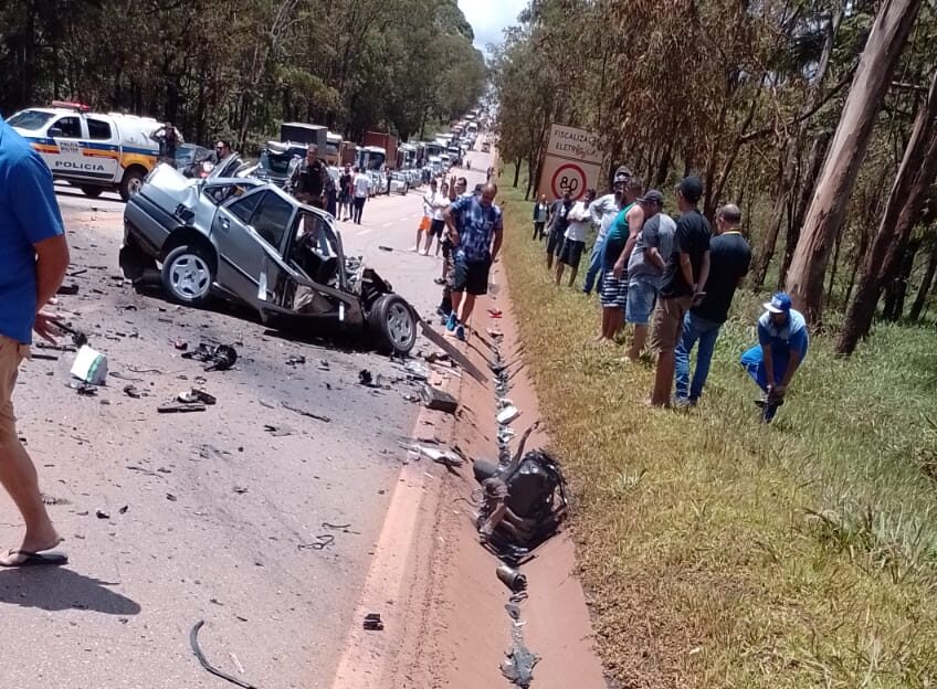 Batida Frontal Entre Carro E Carreta Deixa Vítima Fatal Na BR-040, Em ...