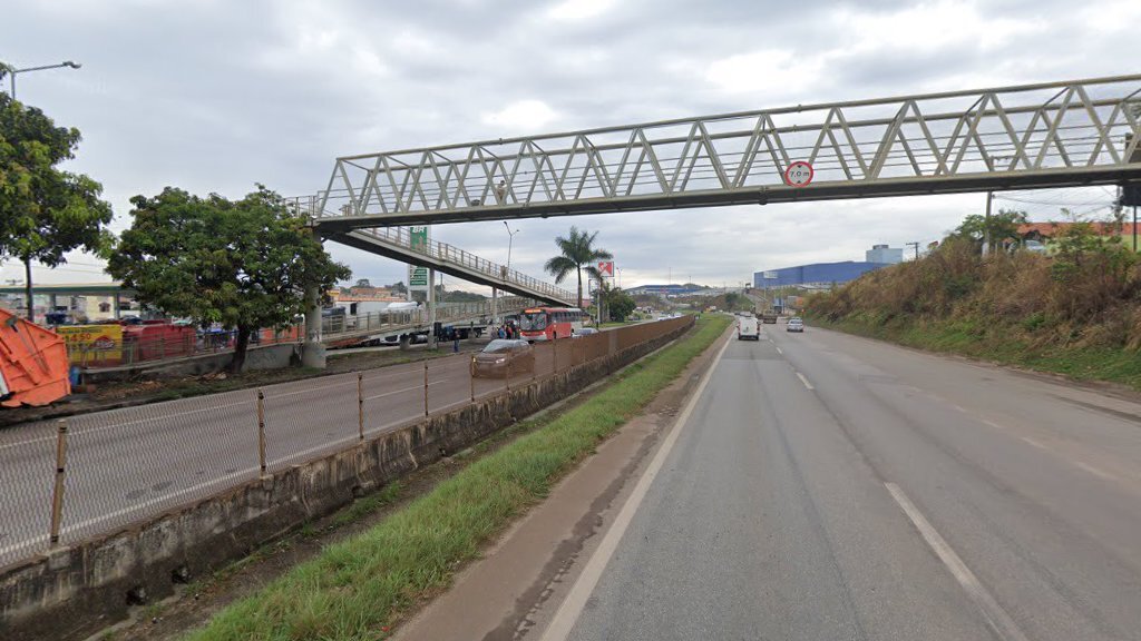 Acidente entre carro e moto provoca lentidão na BR-040, em Ribeirão das Neves - Foto: Reprodução/Redes Sociais