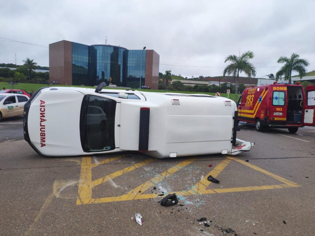 Três pessoas ficam feridas após acidente entre ambulância e carro na BR-116, em Muriaé - Foto: Divulgação/CBMMG