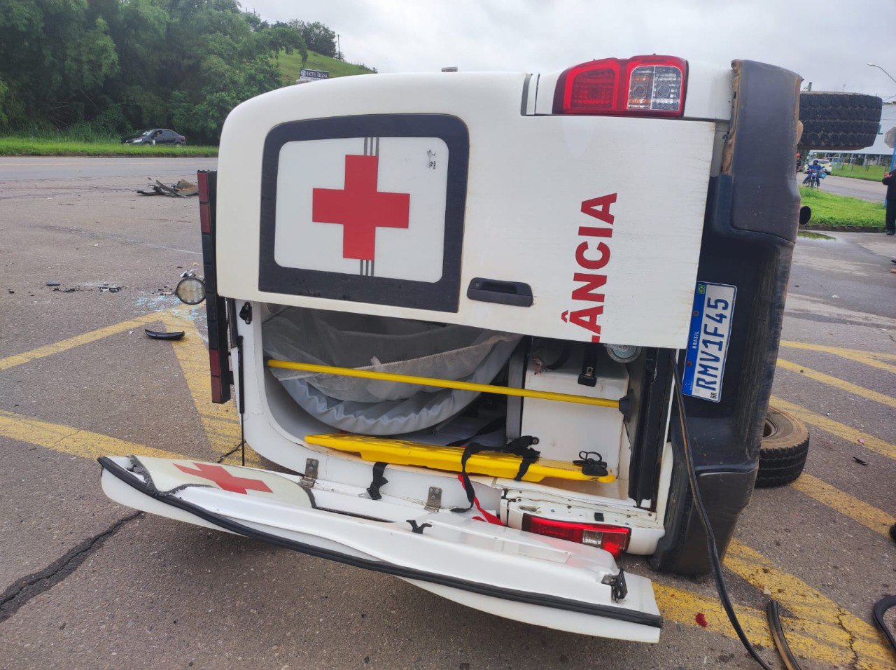 Três pessoas ficam feridas após acidente entre ambulância e carro na BR-116, em Muriaé - Foto: Divulgação/CBMMG