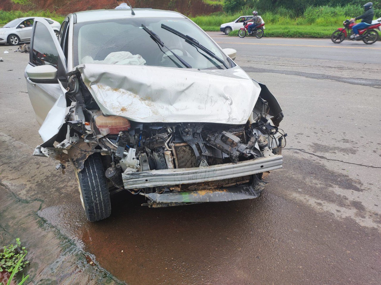 Três pessoas ficam feridas após acidente entre ambulância e carro na BR-116, em Muriaé - Foto: Divulgação/CBMMG