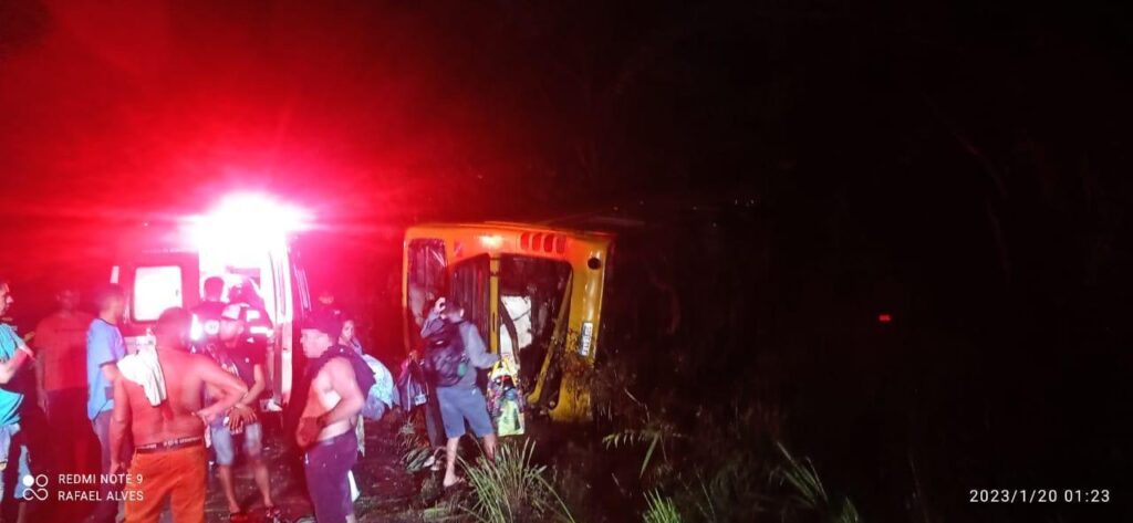 Ônibus tomba e deixa feridas na BR-251, no Norte de Minas - Foto: Divulgação/CBMMG