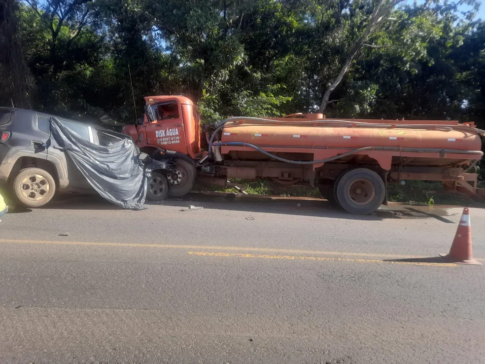 Motorista morre após batida frontal entre carro e caminhão na BR-262, em Bom Despacho - Foto: Divulgação/PRF