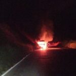 Carreta com cerveja pega fogo na BR-262, em São Domingos do Prata - Foto: Divulgação/PRF